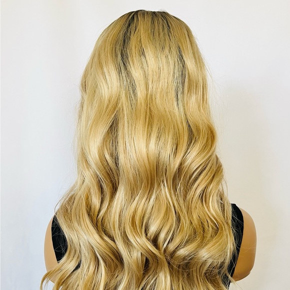 Very Pretty 24” Ombre Honey Blonde Premium Fiber Wig / Daily Wear or Events - Picture 12 of 13